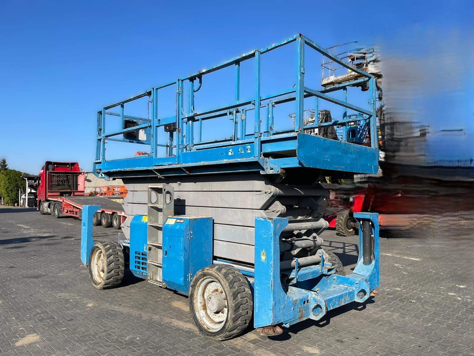 Sold - Scissor Lift - View 3